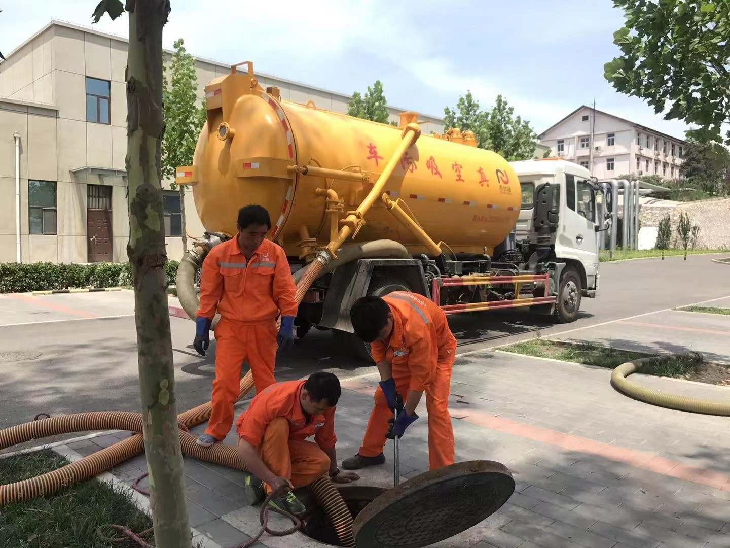 石拐化粪池清理与5-8吨吸粪车施工效率分析